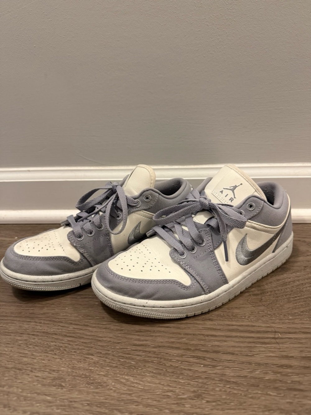 Jordan Low-Top Sneakers in White and Light Gray